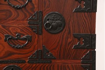 中古美品　岩谷堂箪笥　桐紋と杢目が印象的な車箪笥(定価約37万5千円)(車タンス、和箪笥、引き出し)(R-052385)