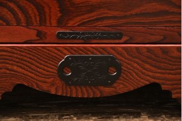 中古美品　岩谷堂箪笥　桐紋と杢目が印象的な車箪笥(定価約37万5千円)(車タンス、和箪笥、引き出し)(R-052385)
