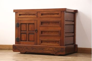 中古美品　国産　手造り工芸家具　総ケヤキ材　漆塗りが美しい車箪笥(定価約50万円)(車タンス、和箪笥、引き出し)(R-052386)