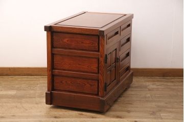 中古美品　国産　手造り工芸家具　総ケヤキ材　漆塗りが美しい車箪笥(定価約50万円)(車タンス、和箪笥、引き出し)(R-052386)
