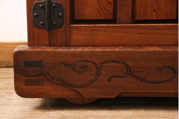 中古美品　国産　手造り工芸家具　総ケヤキ材　漆塗りが美しい車箪笥(定価約50万円)(車タンス、和箪笥、引き出し)(R-052386)