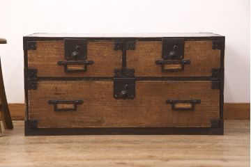 和製アンティーク　立派な金具が目を引く新潟時代箪笥ローボード(テレビ台、テレビボード、タンス、引き出し)(R-052387)