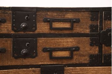 和製アンティーク　立派な金具が目を引く新潟時代箪笥ローボード(テレビ台、タンス、引き出し)(R-052388)