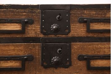 和製アンティーク　立派な金具が目を引く新潟時代箪笥ローボード(テレビ台、タンス、引き出し)(R-052388)