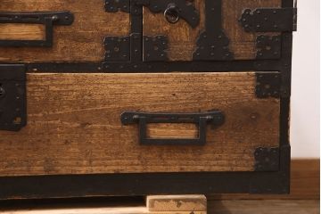 和製アンティーク　立派な金具が目を引く新潟時代箪笥ローボード(テレビ台、タンス、引き出し)(R-052388)