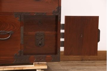 和製アンティーク　美品　前面ケヤキ材　漆塗りの綺麗な庄内箪笥(重ねタンス、衣装箪笥、引き出し)(R-052389)