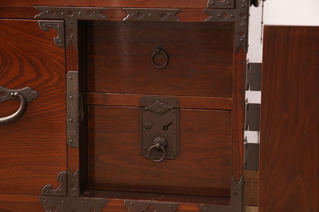 和製アンティーク　美品　前面ケヤキ材　漆塗りの綺麗な庄内箪笥(重ねタンス、衣装箪笥、引き出し)(R-052389)