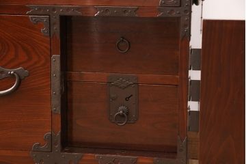 和製アンティーク　美品　前面ケヤキ材　漆塗りの綺麗な庄内箪笥(重ねタンス、衣装箪笥、引き出し)(R-052389)