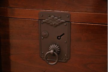 和製アンティーク　美品　前面ケヤキ材　漆塗りの綺麗な庄内箪笥(重ねタンス、衣装箪笥、引き出し)(R-052389)