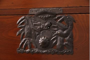 和製アンティーク　美品　前面ケヤキ材　漆塗りの綺麗な庄内箪笥(重ねタンス、衣装箪笥、引き出し)(R-052389)