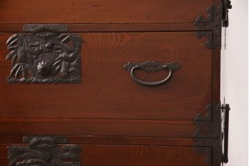 和製アンティーク　美品　前面ケヤキ材　漆塗りの綺麗な庄内箪笥(重ねタンス、衣装箪笥、引き出し)(R-052389)