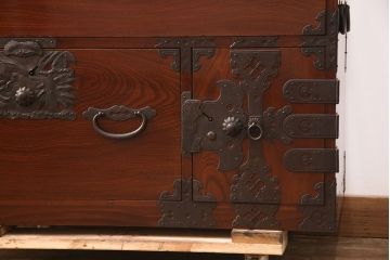 和製アンティーク　美品　前面ケヤキ材　漆塗りの綺麗な庄内箪笥(重ねタンス、衣装箪笥、引き出し)(R-052389)