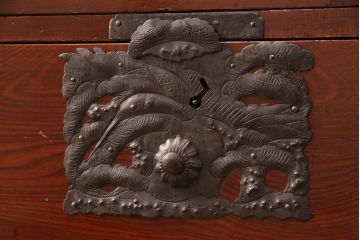 和製アンティーク　美品　前面ケヤキ材　漆塗りの綺麗な庄内箪笥(重ねタンス、衣装箪笥、引き出し)(R-052389)