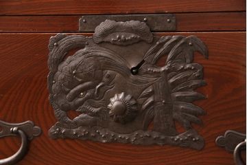 和製アンティーク　美品　前面ケヤキ材　漆塗りの綺麗な庄内箪笥(重ねタンス、衣装箪笥、引き出し)(R-052389)