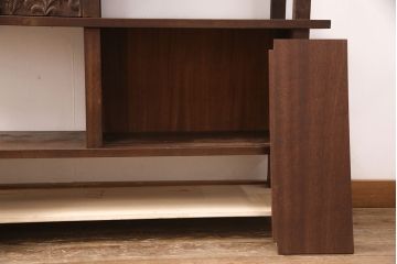 中古　立体的な彫刻が素晴らしいシンプルな飾り棚(茶棚、収納棚)(R-052390)