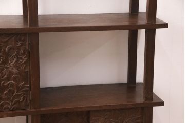 中古　立体的な彫刻が素晴らしいシンプルな飾り棚(茶棚、収納棚)(R-052390)