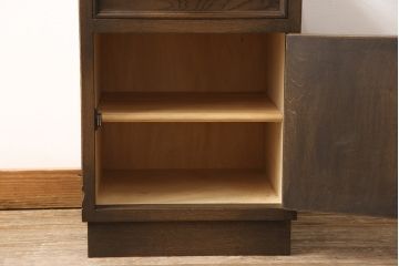 中古美品　永田良介商店　扉の幾何学模様が印象的なサイドチェスト(サイドテーブル、ナイトテーブル、キャビネット)(R-052392)