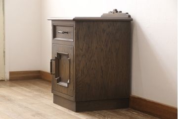 中古美品　永田良介商店　扉の幾何学模様が印象的なサイドチェスト(サイドテーブル、ナイトテーブル、キャビネット)(R-052392)