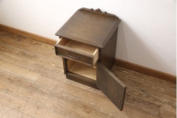 中古美品　永田良介商店　扉の幾何学模様が印象的なサイドチェスト(サイドテーブル、ナイトテーブル、キャビネット)(R-052392)