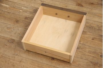 中古美品　永田良介商店　扉の幾何学模様が印象的なサイドチェスト(サイドテーブル、ナイトテーブル、キャビネット)(R-052392)
