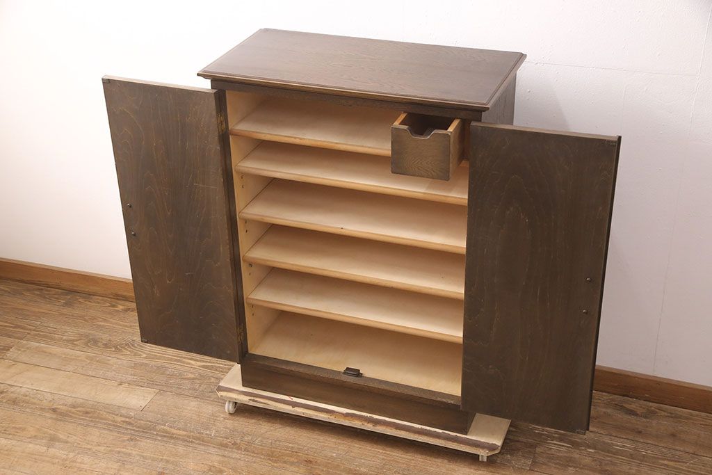 中古　美品　永田良介商店　クラシカルな佇まいが目を引くキャビネット(収納棚、下駄箱)(R-052397)