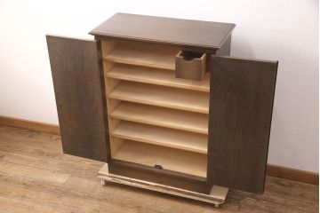 中古　美品　永田良介商店　クラシカルな佇まいが目を引くキャビネット(収納棚、下駄箱)(R-052397)