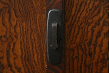 和製アンティーク　明治から大正期　新潟県産　前面ケヤキ材　独特な杢目が目を引く見附帳場箪笥　(R-052400)