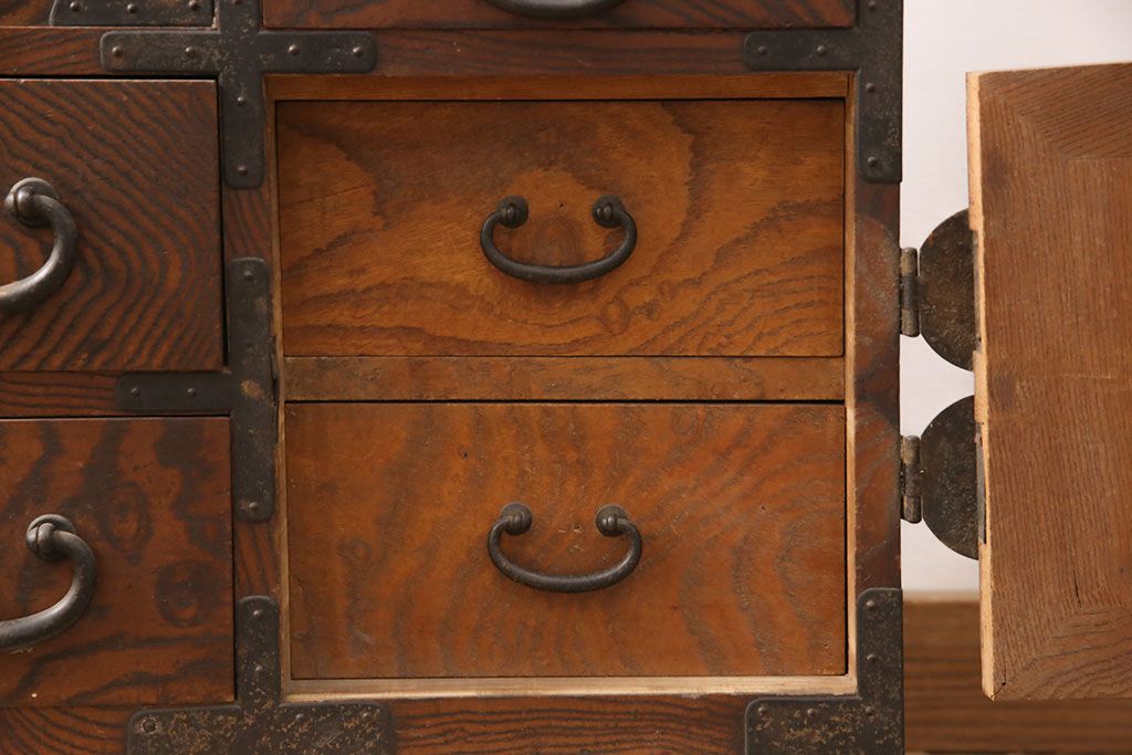 和製アンティーク　新潟県産　前面ケヤキ材　独特な杢目が目を引く見附帳場箪笥(時代箪笥、タンス、引き出し)(R-052400)