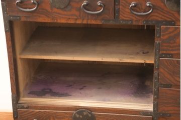 和製アンティーク　新潟県産　前面ケヤキ材　独特な杢目が目を引く見附帳場箪笥(時代箪笥、タンス、引き出し)(R-052400)