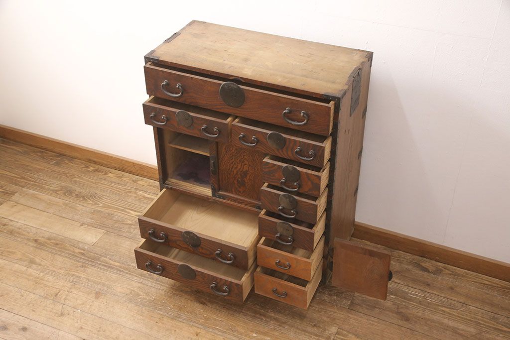 和製アンティーク　新潟県産　前面ケヤキ材　独特な杢目が目を引く見附帳場箪笥(時代箪笥、タンス、引き出し)(R-052400)