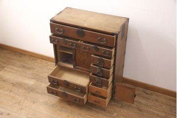 和製アンティーク　新潟県産　前面ケヤキ材　独特な杢目が目を引く見附帳場箪笥(時代箪笥、タンス、引き出し)(R-052400)