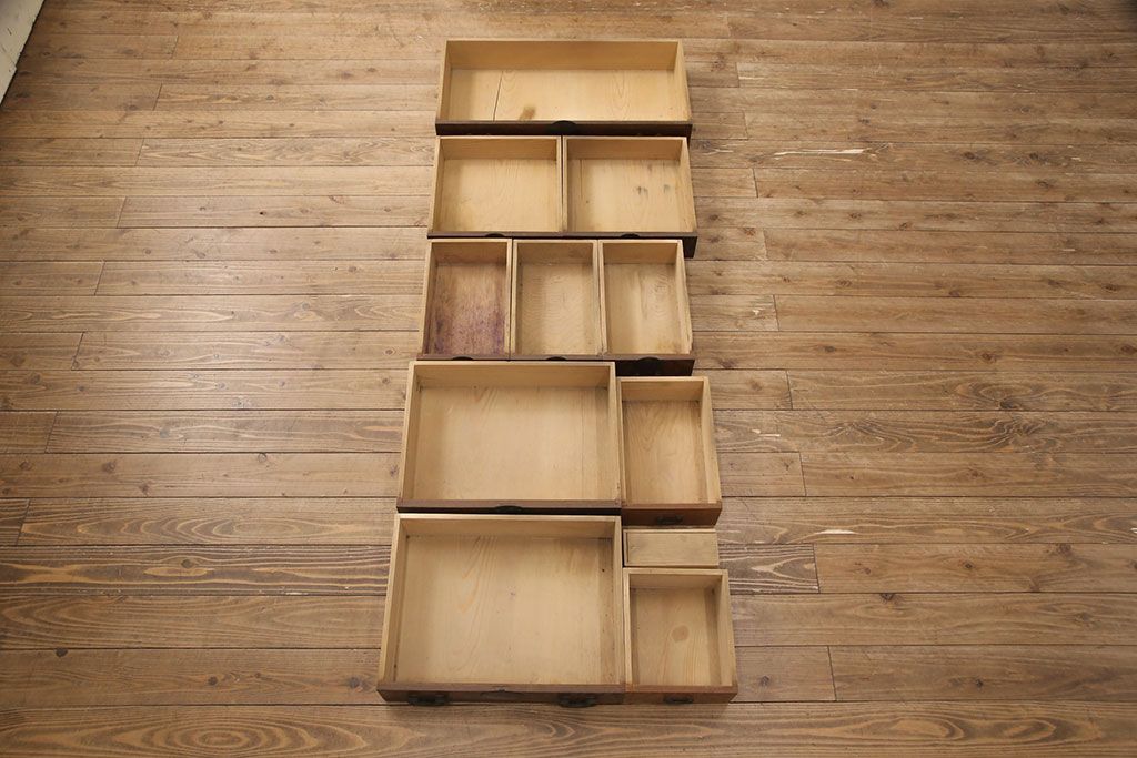 和製アンティーク　新潟県産　前面ケヤキ材　独特な杢目が目を引く見附帳場箪笥(時代箪笥、タンス、引き出し)(R-052400)