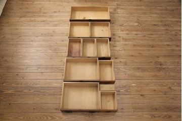 和製アンティーク　新潟県産　前面ケヤキ材　独特な杢目が目を引く見附帳場箪笥(時代箪笥、タンス、引き出し)(R-052400)