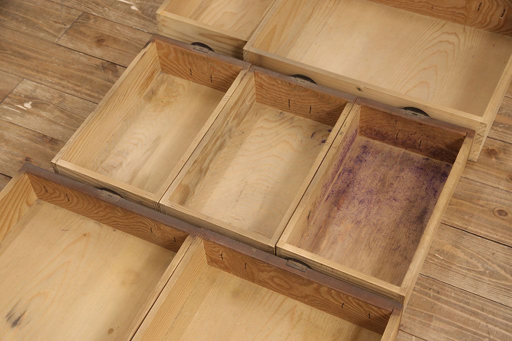 和製アンティーク　新潟県産　前面ケヤキ材　独特な杢目が目を引く見附帳場箪笥(時代箪笥、タンス、引き出し)(R-052400)