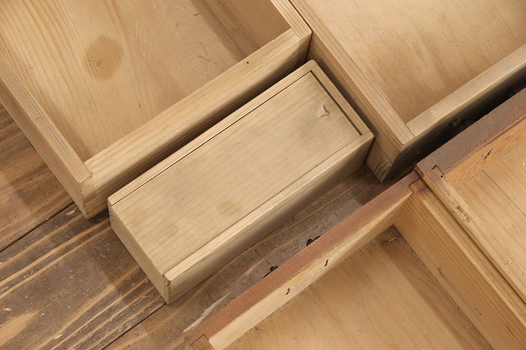 和製アンティーク　新潟県産　前面ケヤキ材　独特な杢目が目を引く見附帳場箪笥(時代箪笥、タンス、引き出し)(R-052400)