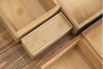 和製アンティーク　新潟県産　前面ケヤキ材　独特な杢目が目を引く見附帳場箪笥(時代箪笥、タンス、引き出し)(R-052400)