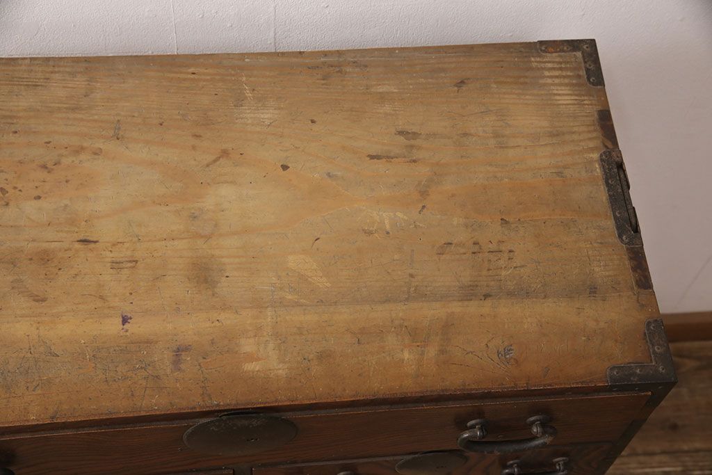 和製アンティーク　新潟県産　前面ケヤキ材　独特な杢目が目を引く見附帳場箪笥(時代箪笥、タンス、引き出し)(R-052400)