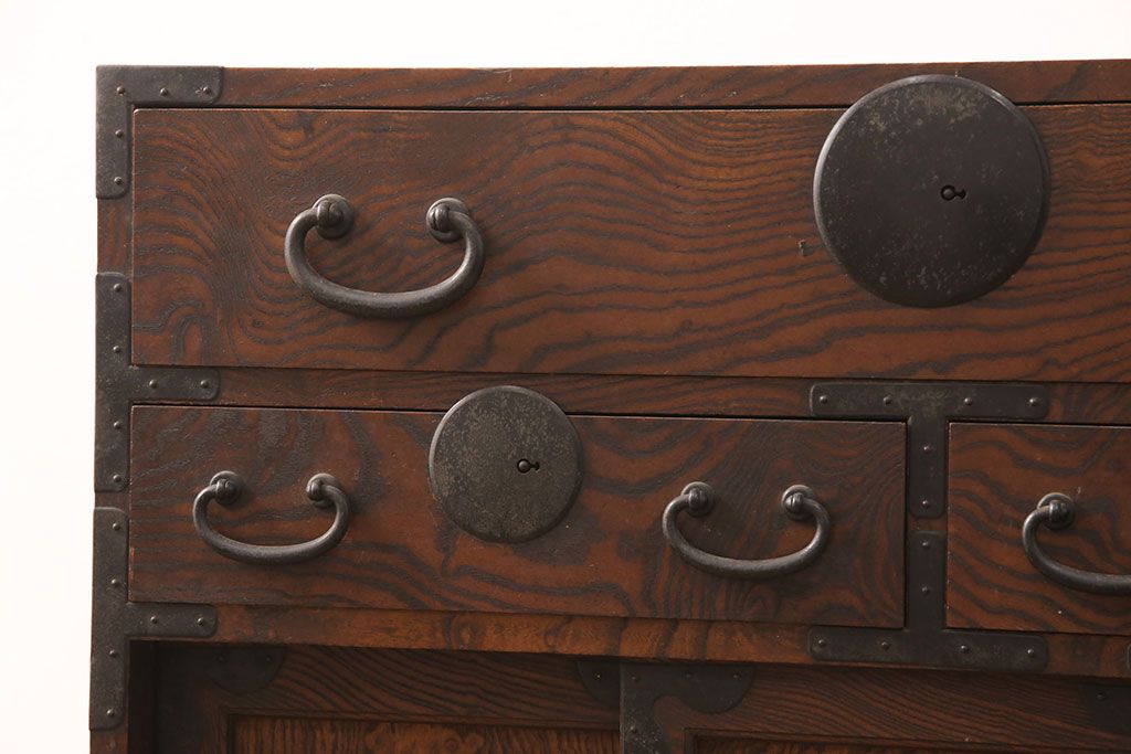 和製アンティーク　新潟県産　前面ケヤキ材　独特な杢目が目を引く見附帳場箪笥(時代箪笥、タンス、引き出し)(R-052400)