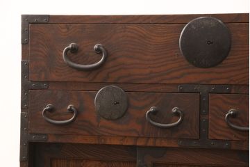 和製アンティーク　新潟県産　前面ケヤキ材　独特な杢目が目を引く見附帳場箪笥(時代箪笥、タンス、引き出し)(R-052400)