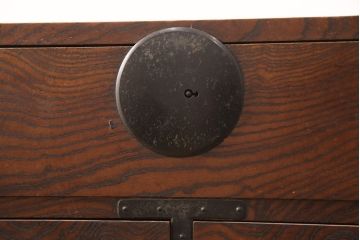 和製アンティーク　新潟県産　前面ケヤキ材　独特な杢目が目を引く見附帳場箪笥(時代箪笥、タンス、引き出し)(R-052400)