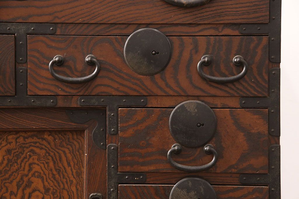 和製アンティーク　新潟県産　前面ケヤキ材　独特な杢目が目を引く見附帳場箪笥(時代箪笥、タンス、引き出し)(R-052400)