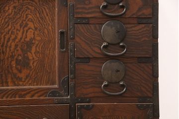 和製アンティーク　新潟県産　前面ケヤキ材　独特な杢目が目を引く見附帳場箪笥(時代箪笥、タンス、引き出し)(R-052400)