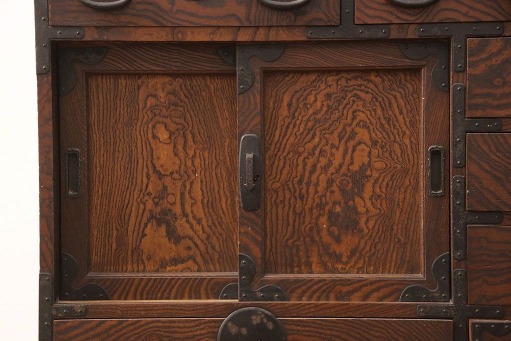 和製アンティーク　新潟県産　前面ケヤキ材　独特な杢目が目を引く見附帳場箪笥(時代箪笥、タンス、引き出し)(R-052400)