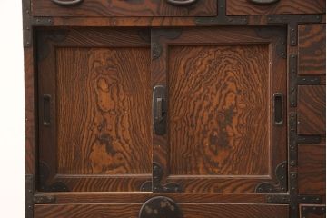 和製アンティーク　新潟県産　前面ケヤキ材　独特な杢目が目を引く見附帳場箪笥(時代箪笥、タンス、引き出し)(R-052400)