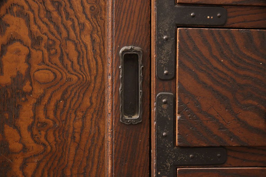 和製アンティーク　新潟県産　前面ケヤキ材　独特な杢目が目を引く見附帳場箪笥(時代箪笥、タンス、引き出し)(R-052400)