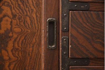 和製アンティーク　新潟県産　前面ケヤキ材　独特な杢目が目を引く見附帳場箪笥(時代箪笥、タンス、引き出し)(R-052400)