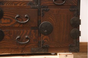 和製アンティーク　新潟県産　前面ケヤキ材　独特な杢目が目を引く見附帳場箪笥(時代箪笥、タンス、引き出し)(R-052400)