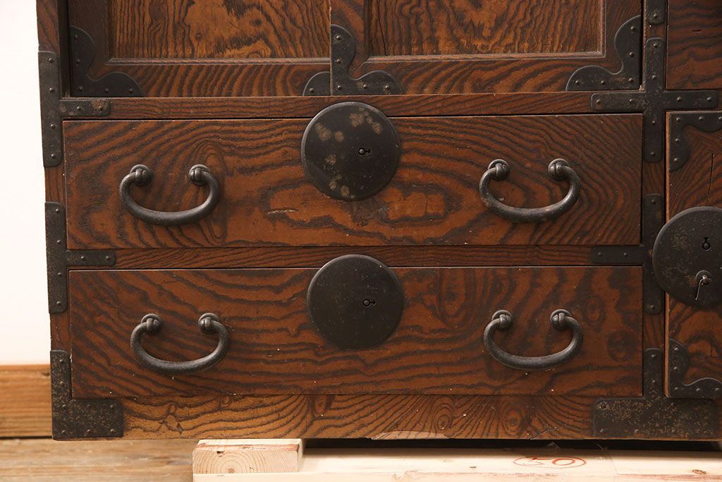 和製アンティーク　新潟県産　前面ケヤキ材　独特な杢目が目を引く見附帳場箪笥(時代箪笥、タンス、引き出し)(R-052400)