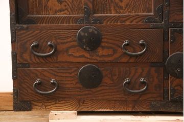 和製アンティーク　新潟県産　前面ケヤキ材　独特な杢目が目を引く見附帳場箪笥(時代箪笥、タンス、引き出し)(R-052400)