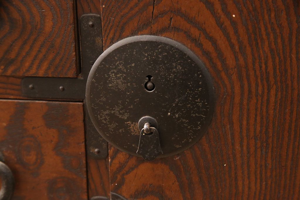 和製アンティーク　新潟県産　前面ケヤキ材　独特な杢目が目を引く見附帳場箪笥(時代箪笥、タンス、引き出し)(R-052400)